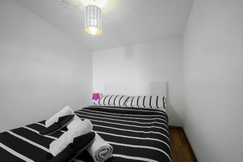 Ένα ή περισσότερα κρεβάτια σε δωμάτιο στο New Luxury Attic Santa Giulia Expo