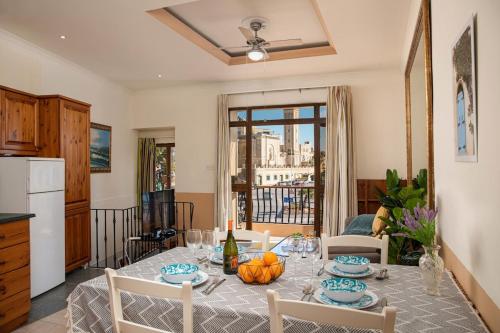una sala da pranzo con tavolo e zucche di Seafront 4-Bed Townhouse with Breathtaking Views a Iż-Żlielaq