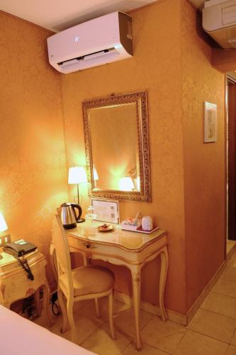 a room with a desk with a mirror and a chair at H O T E L S A N G A L L O l in Venice
