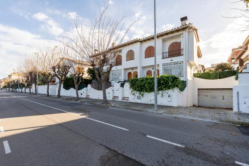 a white house on the side of a street at Hauzify I Casa Jaume Soler in Calafell