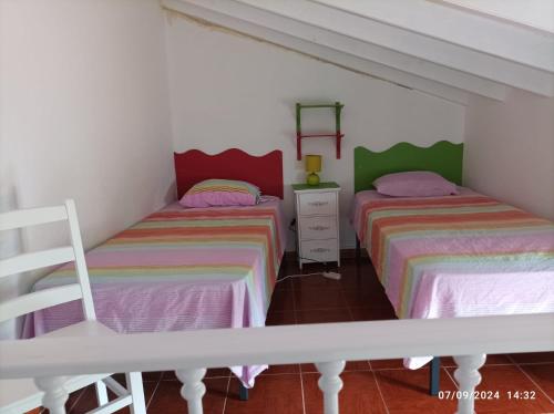 Ένα ή περισσότερα κρεβάτια σε δωμάτιο στο Blue And Gold Cozy Home