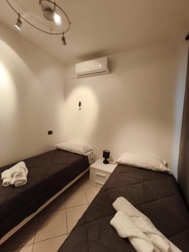 a room with two beds in a room at Atmosphere Guest House Rubiera in Rubiera