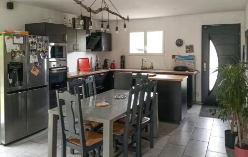 une cuisine avec une table et un réfrigérateur dans l'établissement Stunning Home In Talais, à Talais