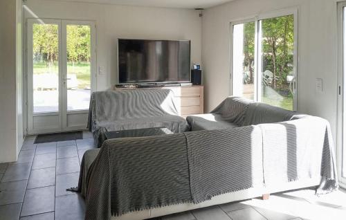 un salon avec un canapé et une télévision à écran plat dans l'établissement Stunning Home In Talais, à Talais