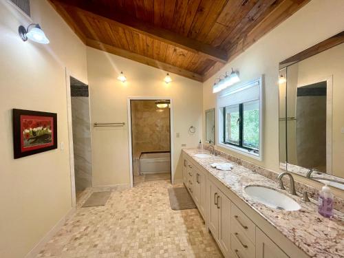 Ένα μπάνιο στο Harmony Pines, Stunning Retreat Center on 25 acres