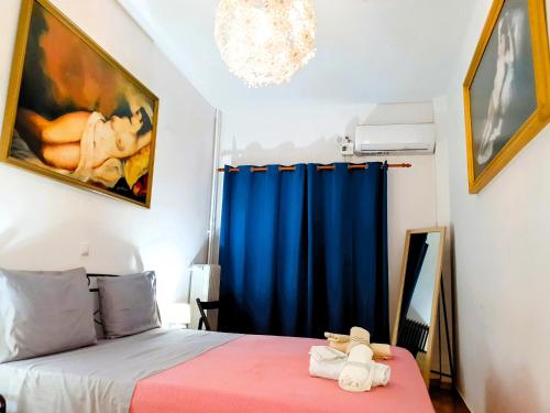 sypialnia z łóżkiem z niebieską zasłoną w obiekcie Success's Apartment w Atenach