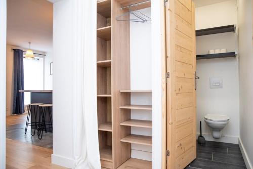 Cette chambre dispose d'un placard et de toilettes. dans l'établissement Bel appartement entre Campus 1 et Vaugueux, à Caen