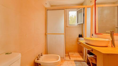 Ένα μπάνιο στο Casa Luca - Casa En Barrio Privado San Benito, Chapadmalal Para 6 PAX Con Pileta - Hola Sur