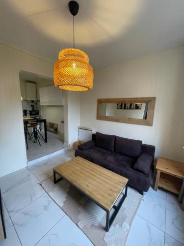 un salon avec un canapé et une table dans l'établissement Paris By Night, à Bagnolet