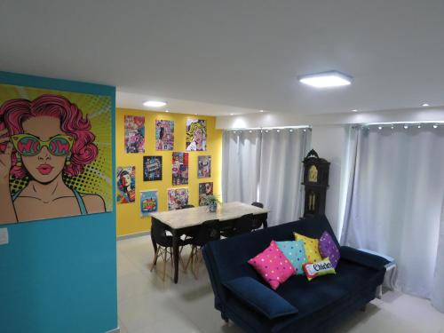a living room with a blue couch and a table at Apartamentos com 2 quartos na Praia de Itapema bairro Meia Praia in Itapema