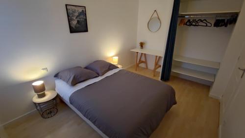 une petite chambre avec un lit et une table dans l'établissement Appartement, entrée autonome, à proximité de la gare, à Le Theil-de-Bretagne