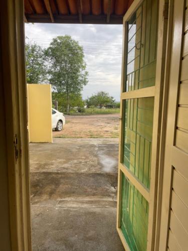 an open door to a parking lot with a car at Temporada Rei do Cangaço in Piranhas