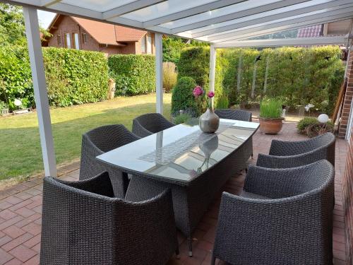 Taman di luar Ferienhaus mit Herz in Dörpen