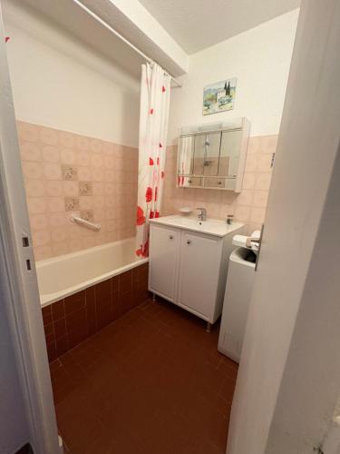 une salle de bain avec une baignoire, un lavabo et une douche dans l'établissement studio Greoux les bains Parc Paradis, à Gréoux-les-Bains