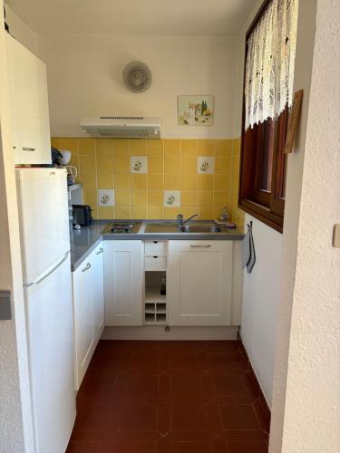 une petite cuisine avec un évier et un réfrigérateur dans l'établissement studio Greoux les bains Parc Paradis, à Gréoux-les-Bains