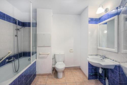 une salle de bain avec toilettes, lavabo et douche dans l'établissement Résidence le Hameau des Issambres - maeva Home - Studio 5 personnes - Sélection MAE-0621, aux Issambres