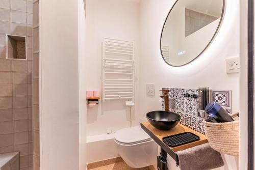 une salle de bain avec toilettes, lavabo et miroir dans l'établissement Suite 1 - Strasbourg Gare - Petite France - Commerces à Proximité, à Strasbourg