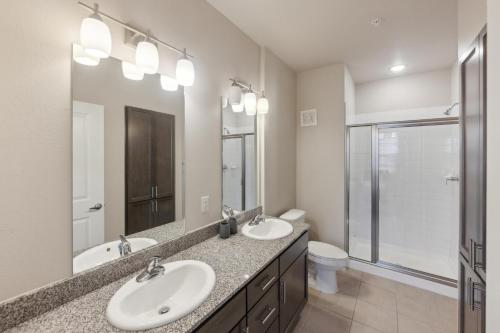 休斯顿Cullen 3211 I New Construction 2bd Apt I Gated的白色的浴室设有2个盥洗盆和淋浴。