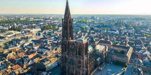 une vue aérienne sur une ville avec une grande tour dans l'établissement Centre Strasbourg, à Strasbourg