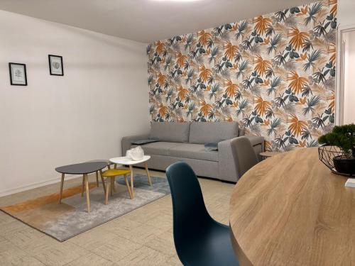 un salon avec un canapé et une table dans l'établissement Entre Loire and Chateaux - Appartement 2 Chambres, à Saint-Laurent-Nouan