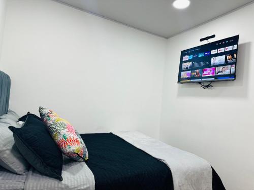 Una televisión o centro de entretenimiento en Hotel a resting place 1 AEROPUERTO