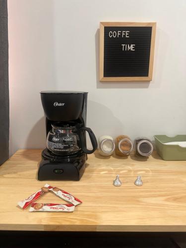 Utensilios para hacer té y café en Hotel a resting place 1 AEROPUERTO