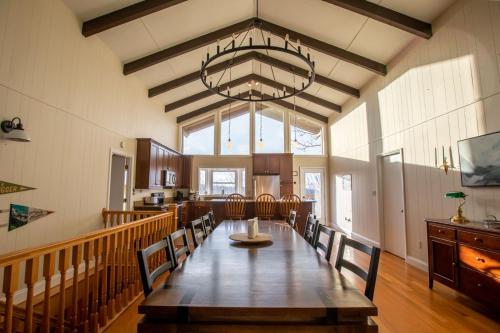 a large dining room with a long table and chairs at The Tee House in Beech Mountain