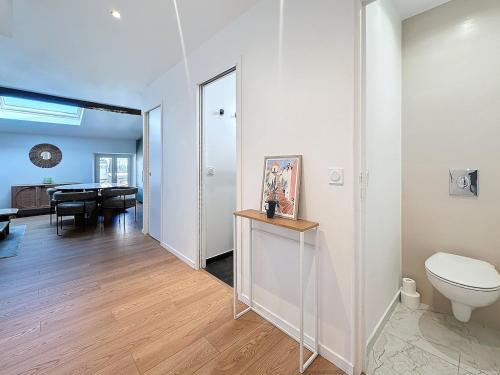 La salle de bains est pourvue de toilettes et d'une salle à manger. dans l'établissement 54m2 hypercenter, face Palais des Festivals, à Cannes