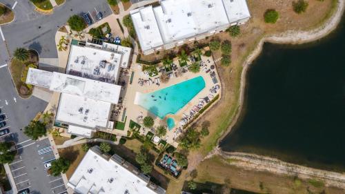 an overhead view of a swimming pool next to a body of water at Disney Escape Modern 3BR Townhouse 2 Miles to the Parks 4 Baths in Orlando
