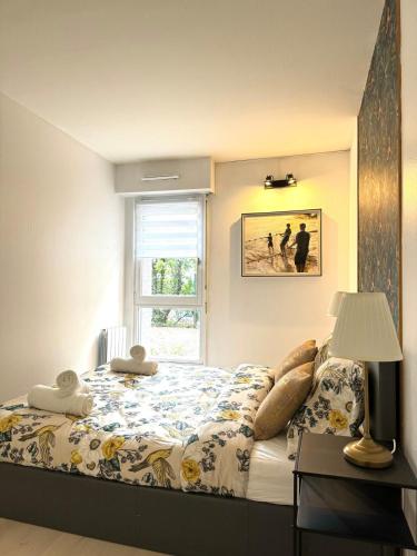 une chambre avec un lit et une fenêtre dans l'établissement La Galerie - appartement entier -75 m2, à Noisy-le-Grand