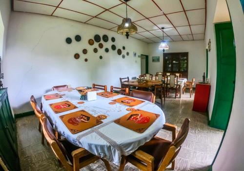 CeilánにあるHacienda Ceylán - Hacienda Cafeteraのテーブルと椅子のあるダイニングルーム