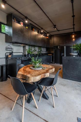a kitchen with a wooden table and chairs at Principado dos Galgos, Chácara in Cascavel