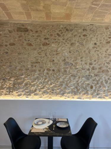 a table with two chairs and a painting on the wall at Gaeta Rooms in Lanciano
