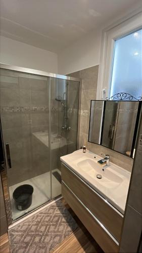 Salle de bains dans l'établissement Appartement Nice promenade des anglais aéroport