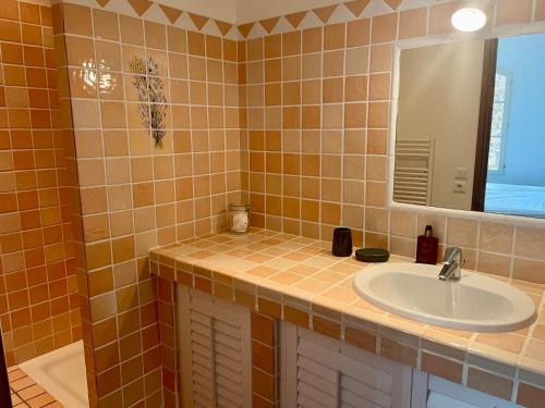 Ванная комната в B&B naturist Villa Oriél Figanieres
