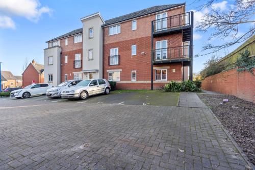 Balmoral Court -Sleeps 6 - Free Parking with Workspace - Balcony & High-Speed WiFi photo 7