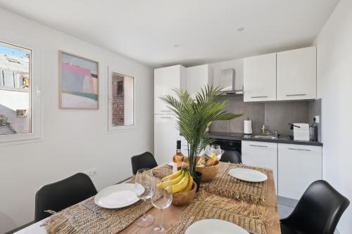- une salle à manger avec une table et des bananes dans l'établissement A Rooftop in Paris, à Paris