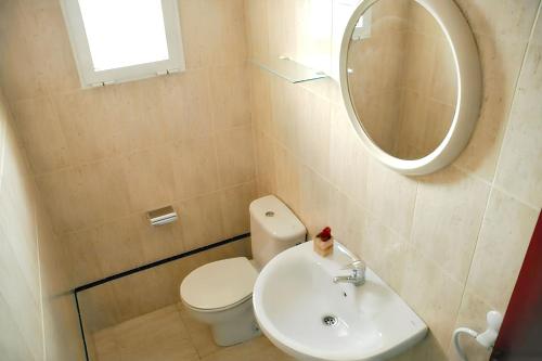 プエルト・デ・マサロンにあるSpacious apartment near Puerto de Mazarrón with terraceの洗面台、トイレ、鏡のあるバスルーム