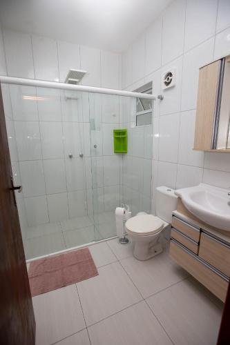 a bathroom with a shower and a toilet and a sink at Suite com Piscina - Pontal do Paraná in Pontal do Paraná