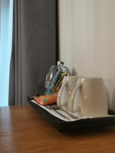 - un plateau avec une tasse sur une table dans l'établissement Cazama-Chambre indépendante, à Bouchemaine