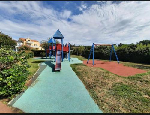 Ο χώρος παιχνιδιού για παιδιά στο Appartement avec vue mer, port et golf