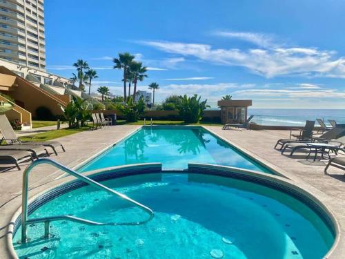 Bazén v ubytování Rosarito Beach and pool access apartment 2bd 2b nebo v jeho okolí