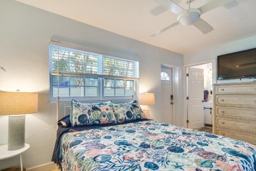 クリアウォーター・ビーチにあるApartment with Easy Access to Indian Rocks Beach!のベッドとテレビと窓のある寝室