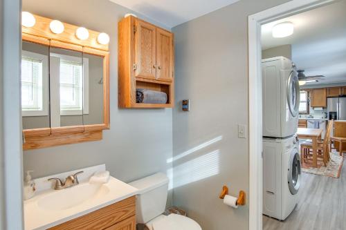 Η κουζίνα ή μικρή κουζίνα στο Private Yard, Walk to River Buena Vista Retreat!