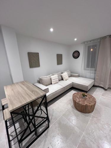 un salon avec un canapé et une table dans l'établissement Espace Moderne & Cosy hyper centre, à Dunkerque