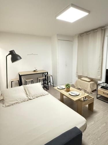 une chambre avec un lit et un salon dans l'établissement Cocon Marseillais, Centre-Ville, Vieux-Port - Rue Paradis, Rénové, Climatisé, 2pers, à Marseille