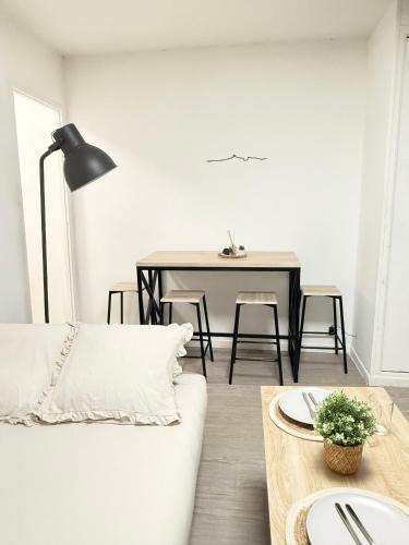 un salon avec une table et un canapé dans l'établissement Cocon Marseillais, Centre-Ville, Vieux-Port - Rue Paradis, Rénové, Climatisé, 2pers, à Marseille