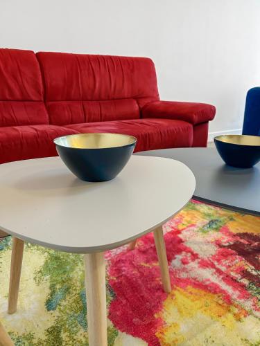 - une table basse blanche avec deux bols au-dessus dans l'établissement Charme et calme proche centre, à Quimper