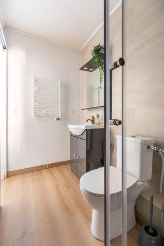 une salle de bain avec toilettes et lavabo dans l'établissement Le Palmier Studio - Private Studio, à Maisons-Alfort