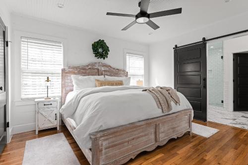 Un dormitorio con una cama grande y un ventilador de techo. en Fraulein Haus walk to Main St sleeps 5, en Fredericksburg